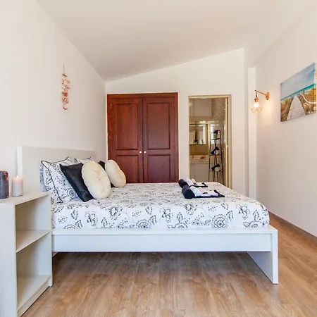 Villa In Albufeira Near Praia D'Oura Beach * Албуфейра