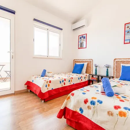 Вилла Villa In Albufeira Near Praia D'Oura Beach Албуфейра