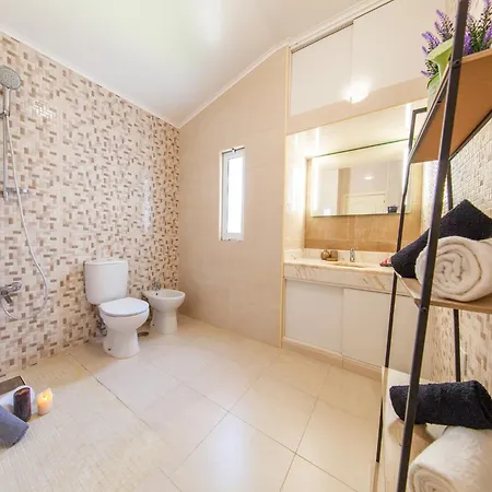 Villa In Albufeira Near Praia D'Oura Beach Албуфейра