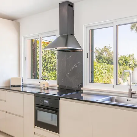 Villa In Albufeira Near Praia D'Oura Beach Вилла *