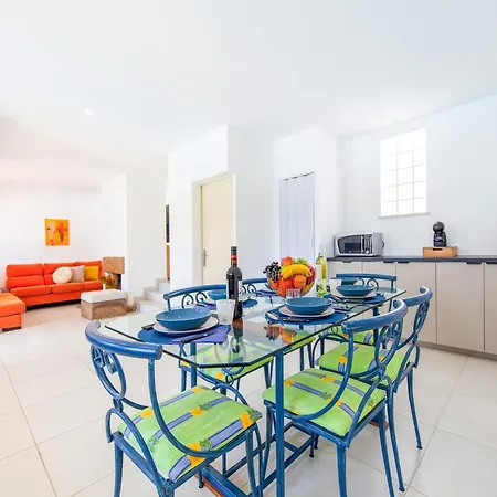 Вилла Villa In Albufeira Near Praia D'Oura Beach Албуфейра