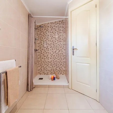 Villa In Albufeira Near Praia D'Oura Beach Албуфейра